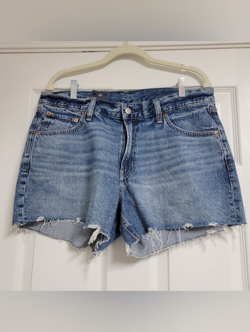 GAP NWT Low Rise Stride Blue Denim Shorts Size 31.